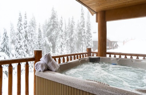 Snow Pine Estates Ski Chalet | Silver Tip Chalet, direct ski in/ski out to Serwas, Private hot tub, fireplace
