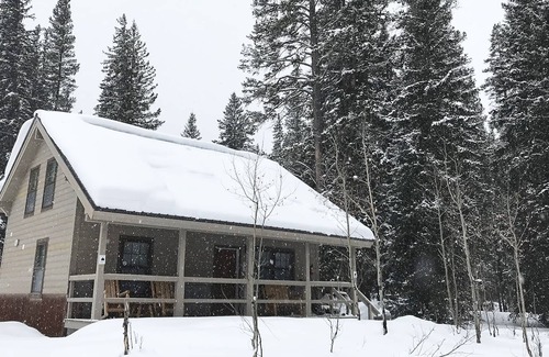 Silver Gate Cabin | Silver Willows Ursa Cabin on 4 Acres by the Creek
