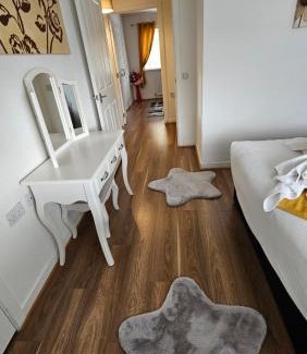 Glasgow House | Silverburn new house with free parking and nice garden