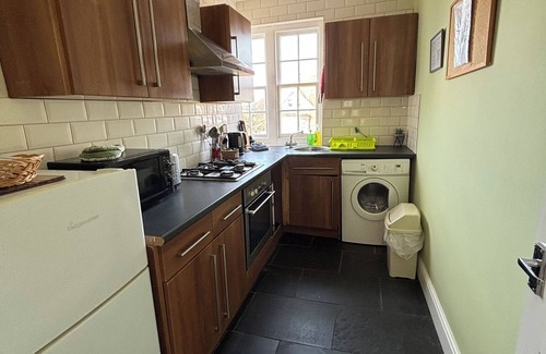 Eastbourne Seafront Apartment | Silverdale Moonbeams, bright and spacious apartment, 5 minutes walk to seafront