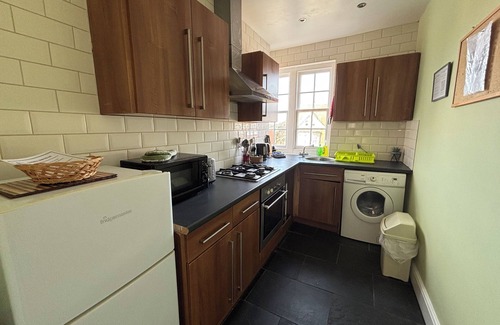 Eastbourne Seafront Apartment | Silverdale Moonbeams, bright and spacious apartment, 5 minutes walk to seafront