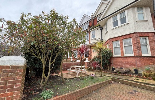 Eastbourne Seafront Apartment | Silverdale Moonbeams, bright and spacious apartment, 5 minutes walk to seafront