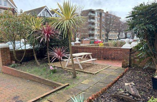 Eastbourne Seafront Apartment | Silverdale Moonbeams, bright and spacious apartment, 5 minutes walk to seafront