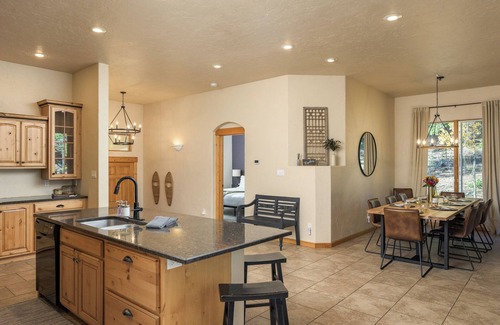 Valley of the Sun Ski Chalet | Silverheels Lodge🏔Luxury Mountain Chalet🍃25 Acres🌲Double Garage🚙Hot Tub♨️