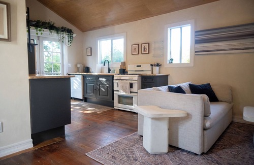 Silver Lake House | Silverlake's Bali Bungalow - ideal location, private balcony, A/C, free laundry!