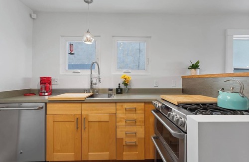 Los Feliz Apartment | Silverlake stunner w/deck and Hollywood sign views