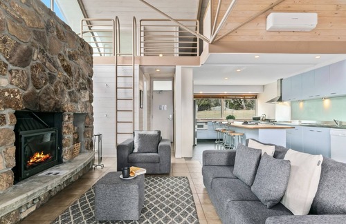 Crackenback Apartment | Silvertop Apartment capturing the beautiful mountain and lake views