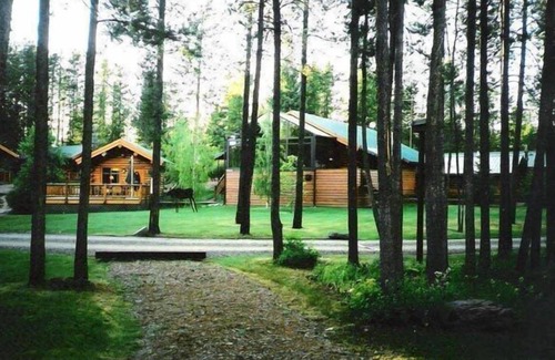 Coram Cabin | Silverwolf Log Chalet Resort