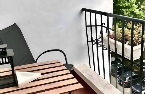 Carcavelos Apartment | 'Simbiose' Room with Balcony, Wi-Fi and Air Conditioning