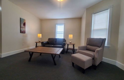 Hartford Apartment | Simple and Relaxing Urban Condo Near Everything