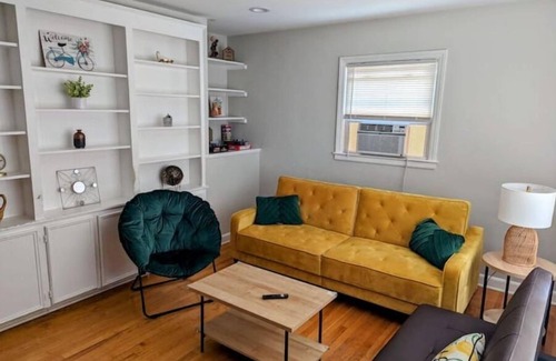 Roanoke House | Simple but functional home in a diverse neighborhood