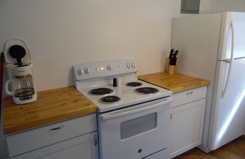 Jenkins Apartment | Simple, Clean, and Quiet Lakeside Getaway