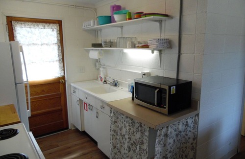 Jenkins Apartment | Simple, Clean, and Quiet Lakeside Getaway