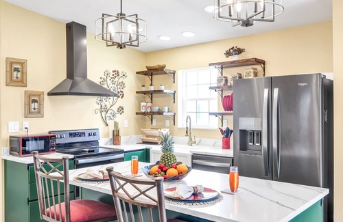 Biggar House | Simple Elegance! Just minutes to Ft Myers Beach and Sanibel Island