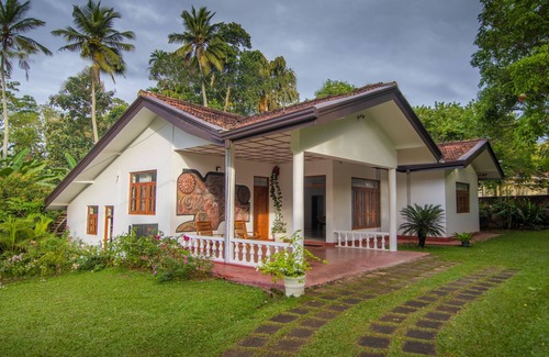 Hikkaduwa House | Simple & Peaceful Private Homestay! Surrounded by nature and close to the beach.