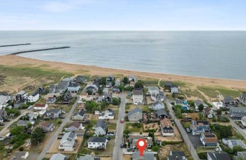 Newburyport House | Simple Retreat 2 Min Walk to Beach AC Firepit