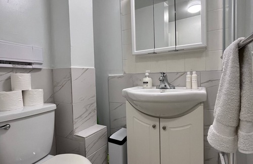 Cote-Des-Neiges—Notre-Dame-De-Grace House | Simple stay in Montreal