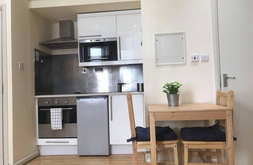 Brondesbury Park Apartment | Simple Studio flat in London don't miss out
