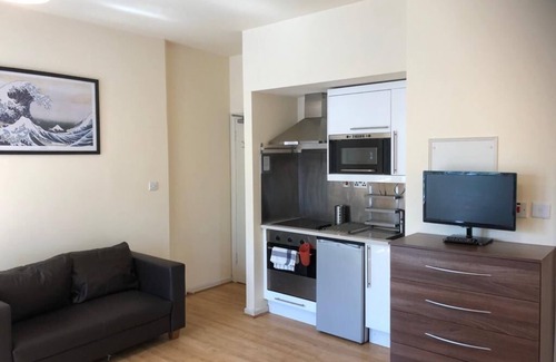 Brondesbury Park Apartment | Simple Studio flat in London don't miss out