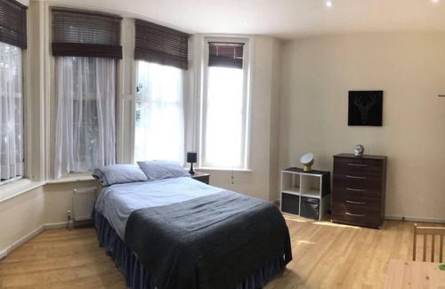 Brondesbury Park Apartment | Simple Studio flat in London don't miss out