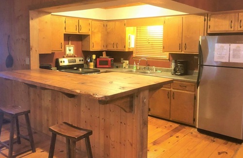 Williamstown Cabin | Simplicity- A beautiful view from wrap-around deck, remodeled kitchen minutes Ocoee River and 15 minutes to Blue Ridge