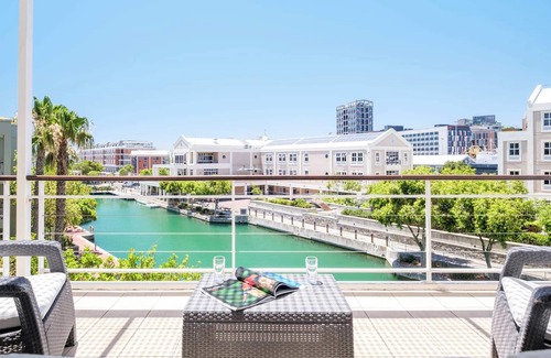 Victoria and Alfred Waterfront Apartment | Simplistic Elegance at Altmore 203