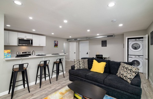 West Arlington Apartment | Simplistic Retreat Near UTA with AC, WiFi in lovely Arlington