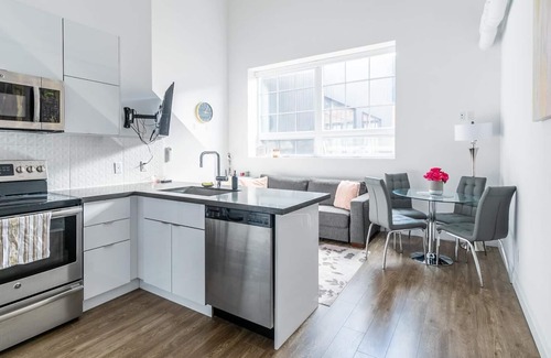 Kirkendall North Apartment | simply Comfort. UV Disinfected Rosebud 2Br Loft Free Parking Gym