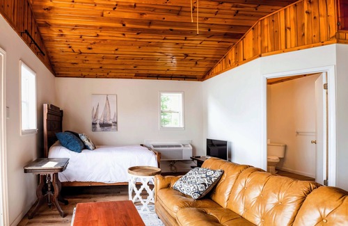 Kelleys Island Apartment | Simply Kelleys Resort -Lakeview Upper- Charming and renovated 2-bed apartment!