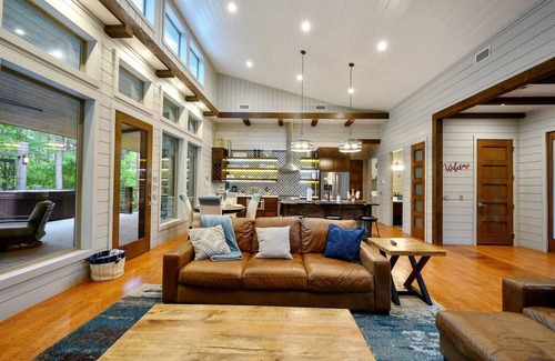 Hochatown House | Simply Luxe Retreat -Pool Table, Custom Swing Set,EV Charger