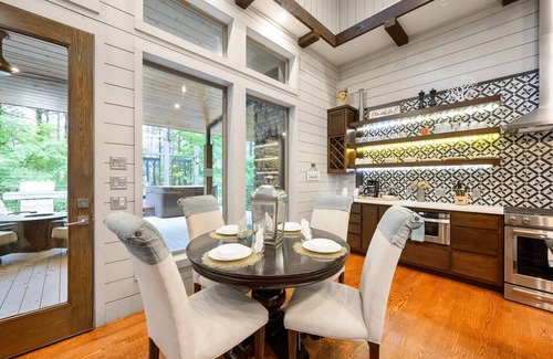 Hochatown House | Simply Luxe Retreat -Pool Table, Custom Swing Set,EV Charger