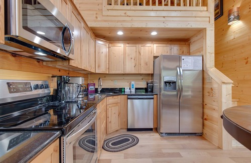Gatlinburg - Pigeon Forge Cabin | Simply Unforgettable | Stunning Cabin with Hot Tub & Pool Table!