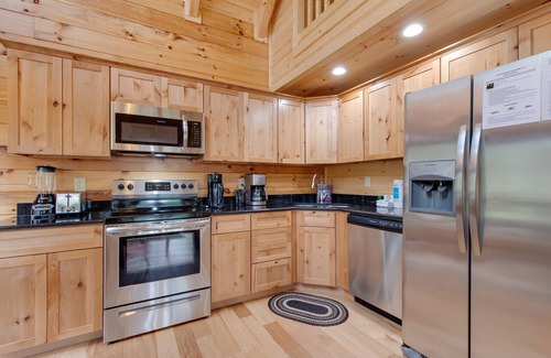 Gatlinburg - Pigeon Forge Cabin | Simply Unforgettable | Stunning Cabin with Hot Tub & Pool Table!