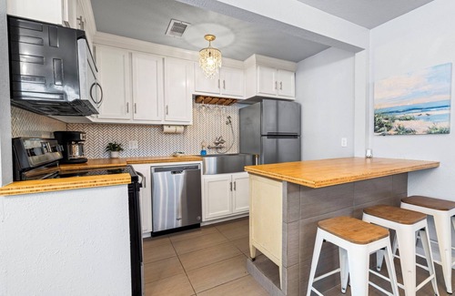 Galveston Condo | Sinatra Cottage · Classic Charm by Ocean Town