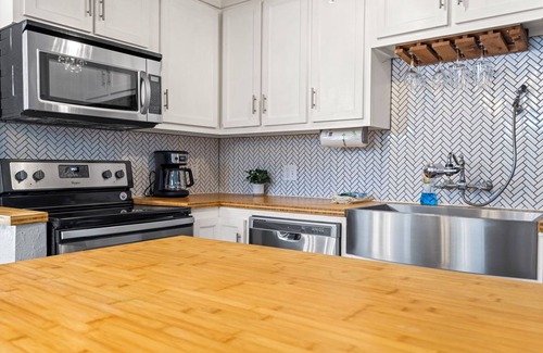 Galveston Condo | Sinatra Cottage · Classic Charm by Ocean Town