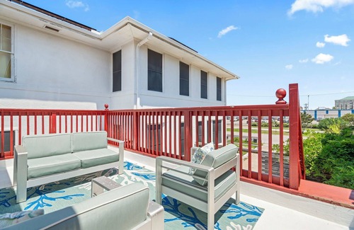Galveston Condo | Sinatra Cottage · Classic Charm by Ocean Town