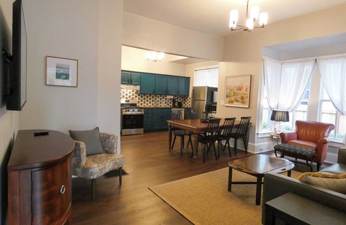 Downtown Colorado Springs House | Since 1889: Colorado College and Downtown Colorado Springs: AC, Private Parking