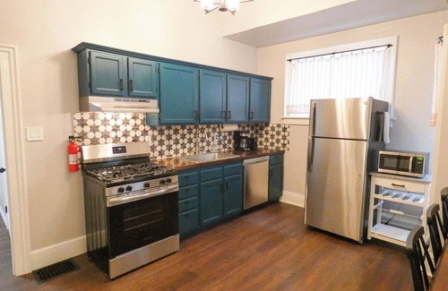 Downtown Colorado Springs House | Since 1889: Colorado College and Downtown Colorado Springs: AC, Private Parking