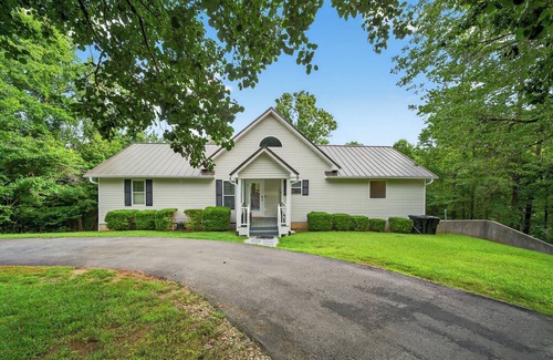 Milledgeville House | Sinclair Bluff Delight- Spacious 5/3 LAKEFRONT w/BOAT HOUSE, FIRE PIT, BAR