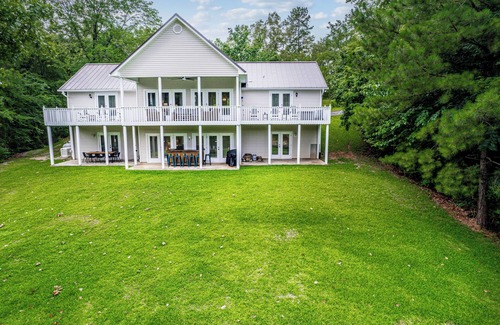 Milledgeville House | Sinclair Bluff Delight- Spacious 5/3 LAKEFRONT w/BOAT HOUSE, FIRE PIT, BAR