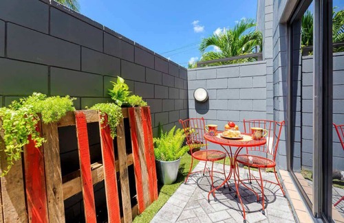 Hendricks and Venice Isles Apartment | Singer House Waterfront Retreat – 2BR