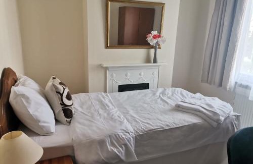 Seven Kings House | Single Bedroom available - Train station London Seven Kings
