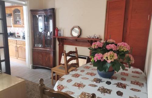 Seven Kings House | Single Bedroom available - Train station London Seven Kings