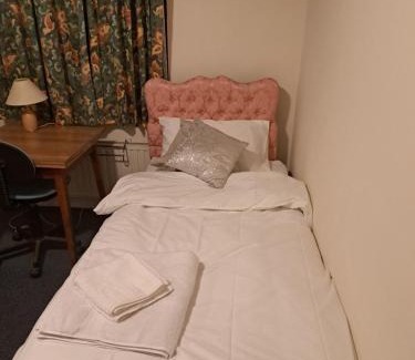 Seven Kings House | Single Bedroom available - Train station London Seven Kings