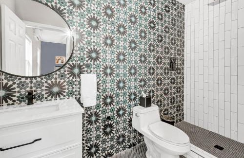 Vista Apartment | Single Bedroom - Queen Size. Heart of Downtown Vista
