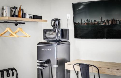 Vista Apartment | Single Bedroom - Queen Size. Heart of Downtown Vista