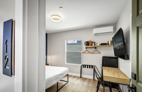 Vista Apartment | Single Bedroom - Queen Size. Heart of Downtown Vista