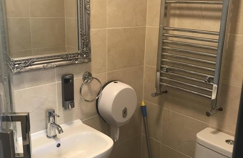 Frampton House | Single bedroom with Shower ensuite on ground floor