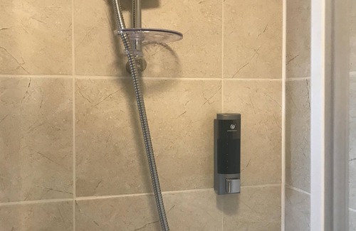 Frampton House | Single bedroom with Shower ensuite on ground floor