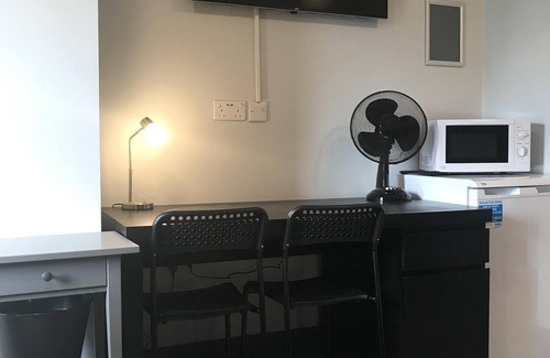 Frampton House | Single bedroom with Shower ensuite on ground floor